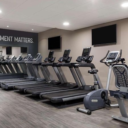 Radisson Blu Hotel London Stansted Airport Stansted Mountfitchet Esterno foto Fitness equipment in a gym