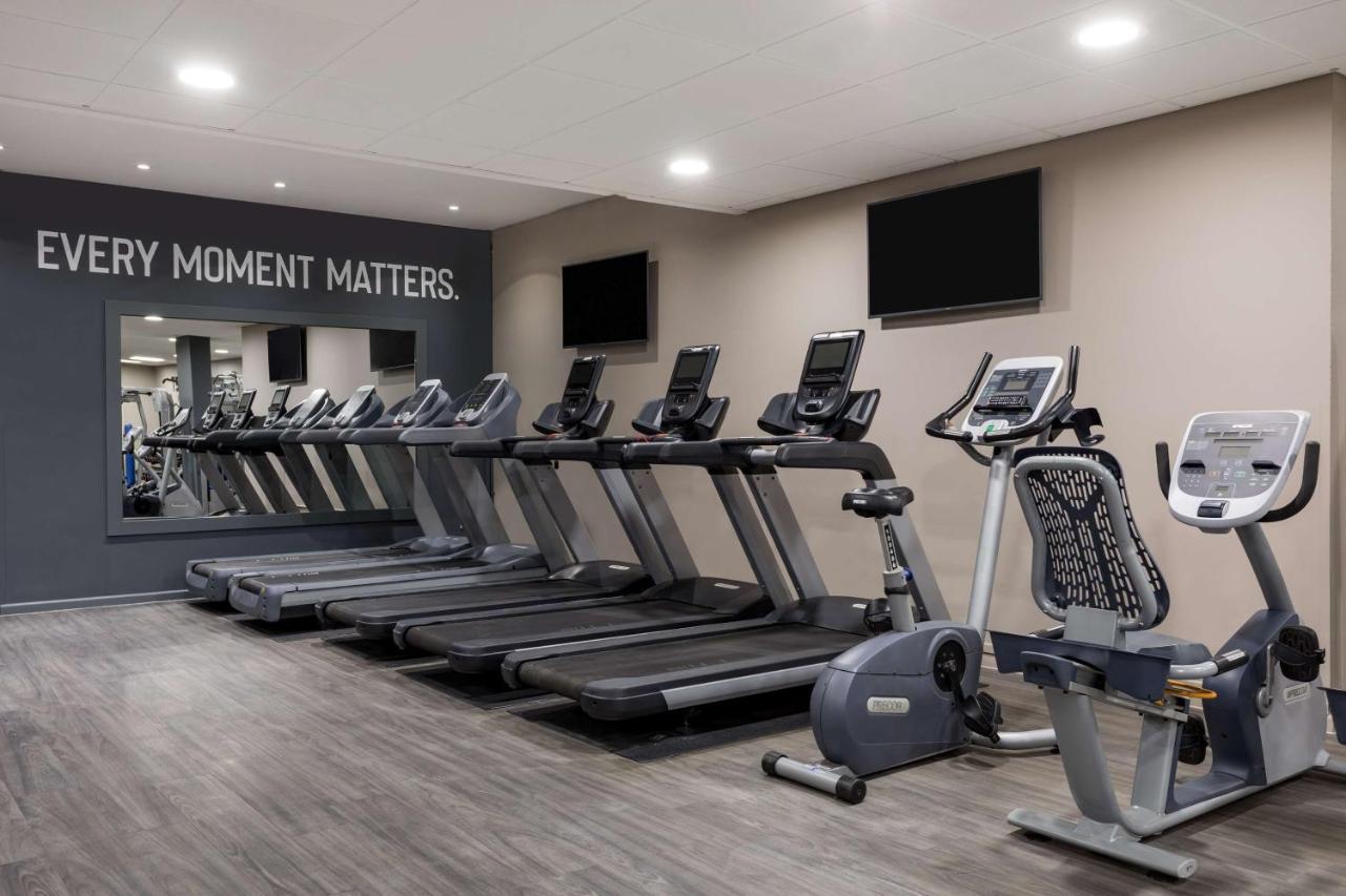 Radisson Blu Hotel London Stansted Airport Stansted Mountfitchet Esterno foto Fitness equipment in a gym