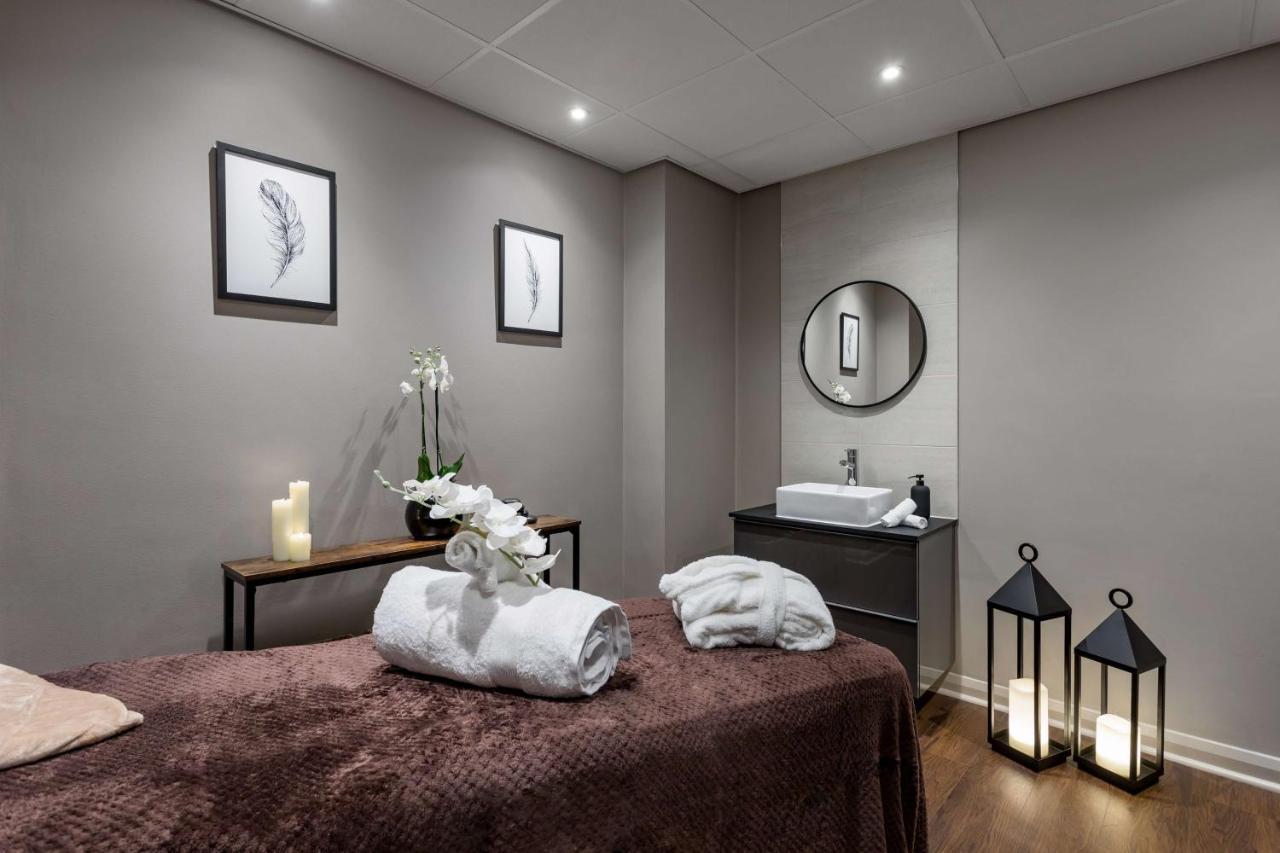 Radisson Blu Hotel London Stansted Airport Stansted Mountfitchet Esterno foto A room at a spa