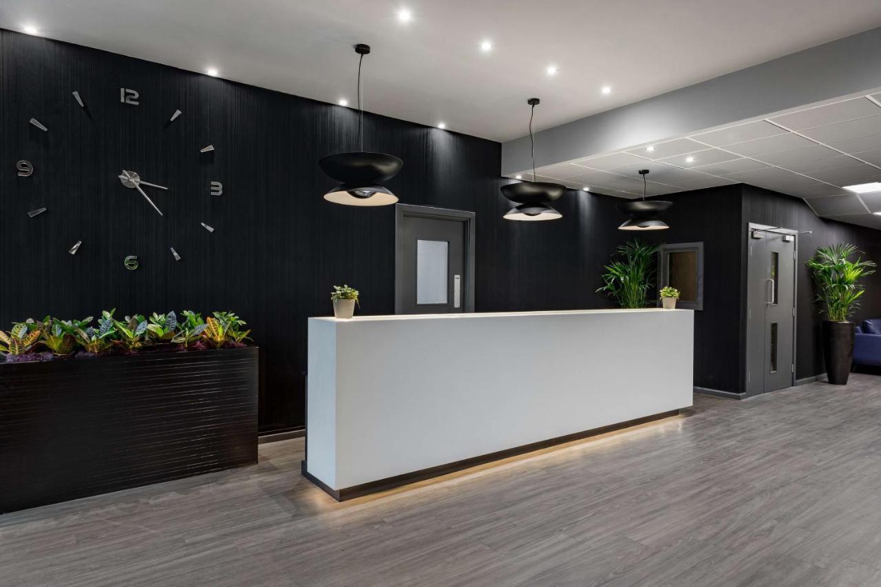 Radisson Blu Hotel London Stansted Airport Stansted Mountfitchet Esterno foto Reception desk