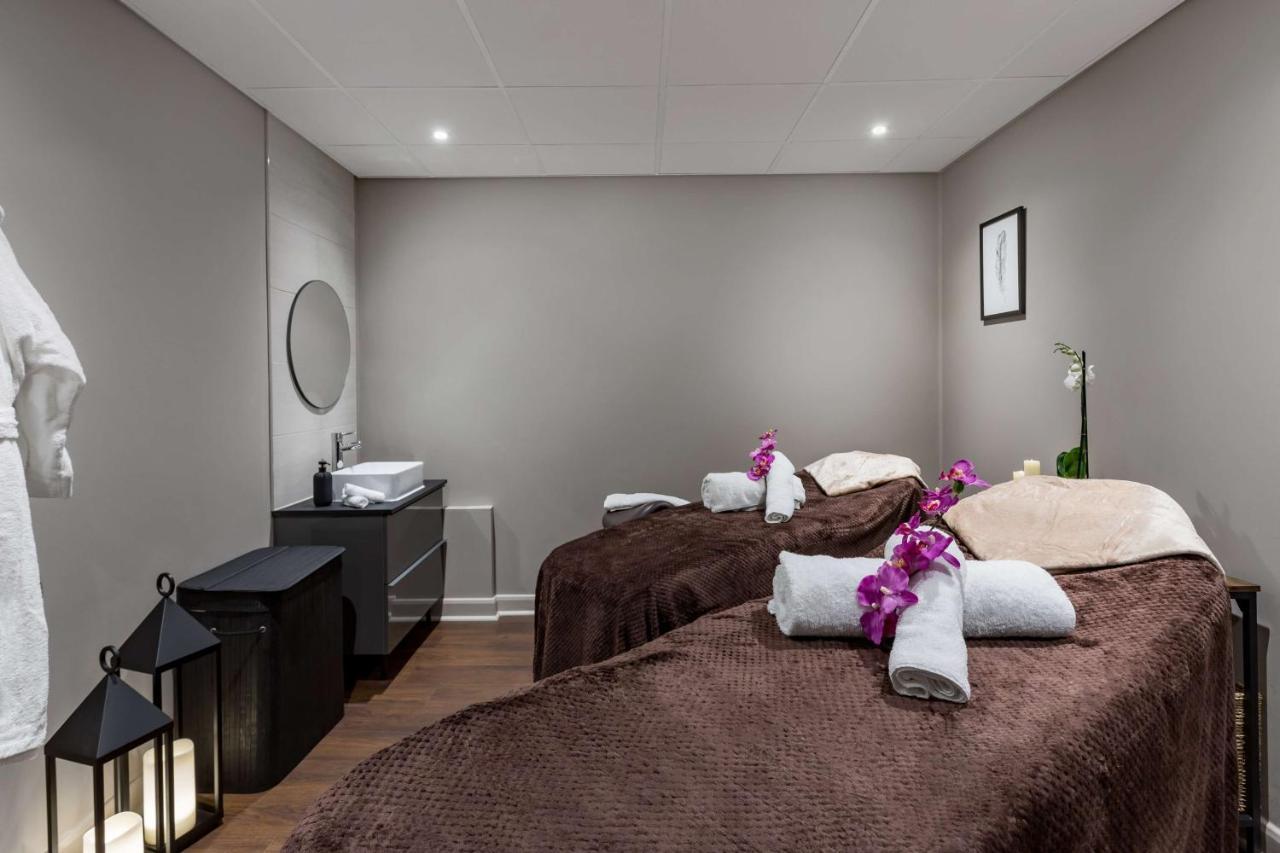 Radisson Blu Hotel London Stansted Airport Stansted Mountfitchet Esterno foto The interior of a modern Swedish massage room