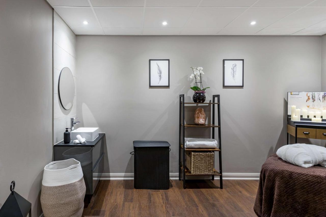 Radisson Blu Hotel London Stansted Airport Stansted Mountfitchet Esterno foto Interior of a modern spa