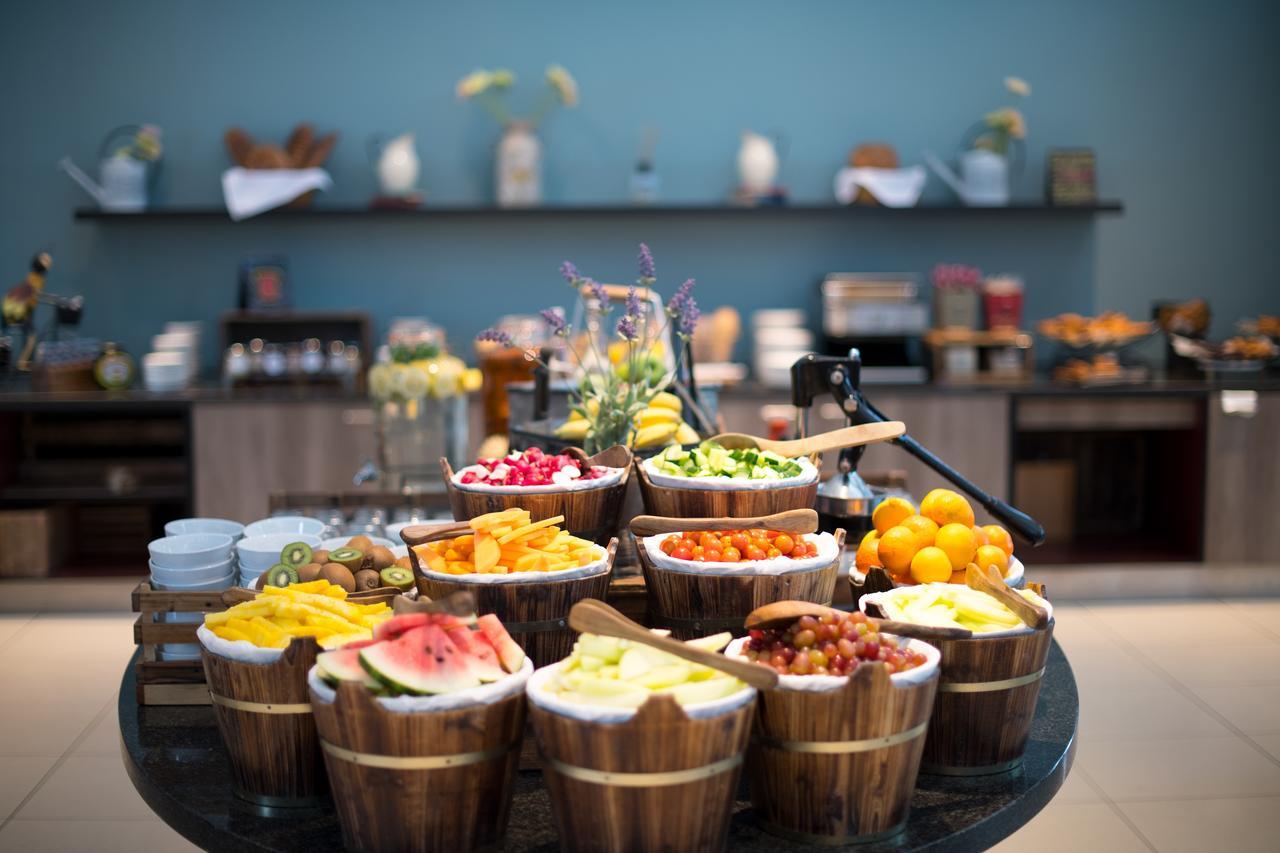 Radisson Blu Hotel London Stansted Airport Stansted Mountfitchet Esterno foto Breakfast buffet