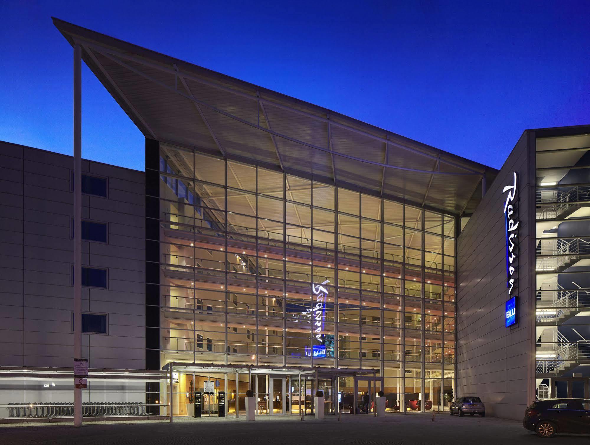 Radisson Blu Hotel London Stansted Airport Stansted Mountfitchet Esterno foto Radisson Blu