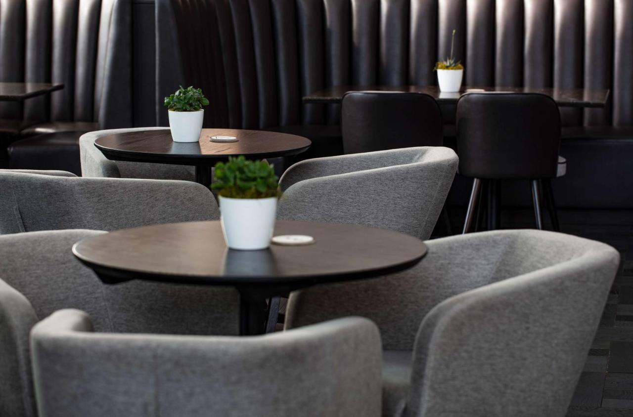 Radisson Blu Hotel London Stansted Airport Stansted Mountfitchet Esterno foto "The interior of the restaurant is modern, with a dark, black interior and a white and gray color scheme."
