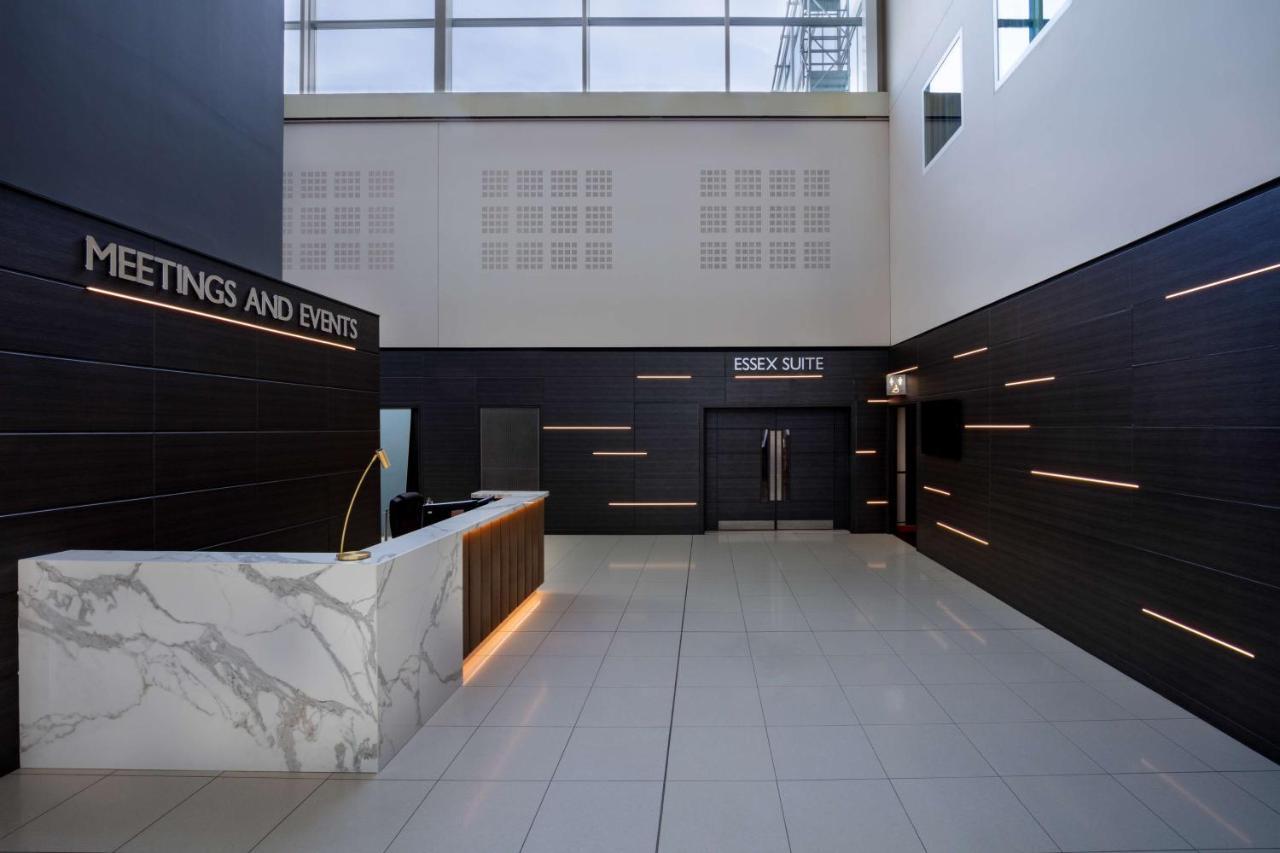 Radisson Blu Hotel London Stansted Airport Stansted Mountfitchet Esterno foto The reception area of the Essex Suite