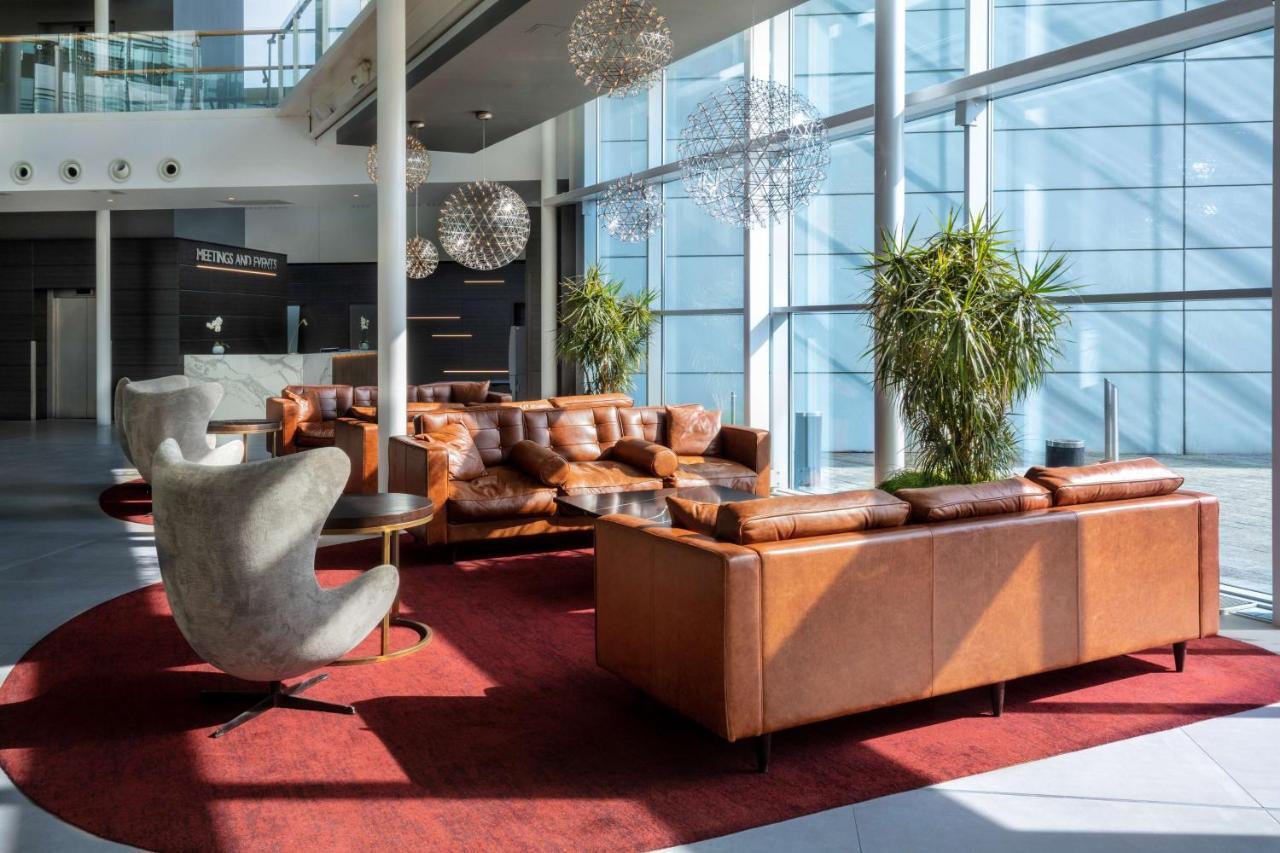 Radisson Blu Hotel London Stansted Airport Stansted Mountfitchet Esterno foto The reception area of the hotel