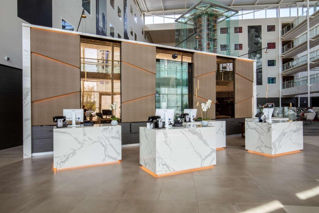 Radisson Blu Hotel London Stansted Airport Stansted Mountfitchet Esterno foto Reception desk at the hotel