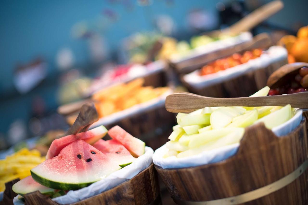 Radisson Blu Hotel London Stansted Airport Stansted Mountfitchet Esterno foto Fruit salad