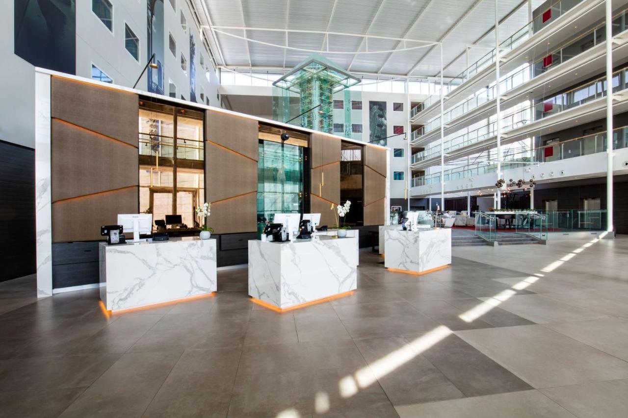 Radisson Blu Hotel London Stansted Airport Stansted Mountfitchet Esterno foto Reception desk at the hotel