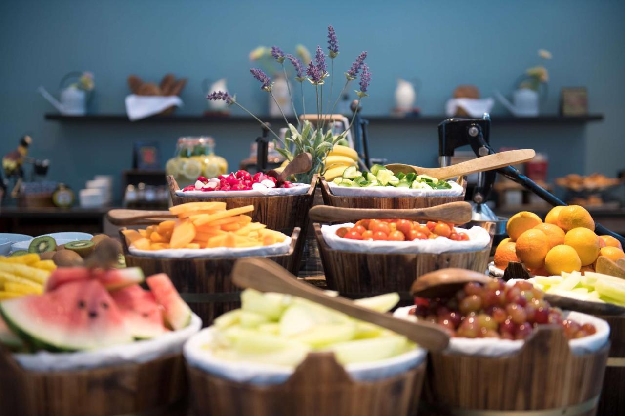 Radisson Blu Hotel London Stansted Airport Stansted Mountfitchet Esterno foto Breakfast buffet